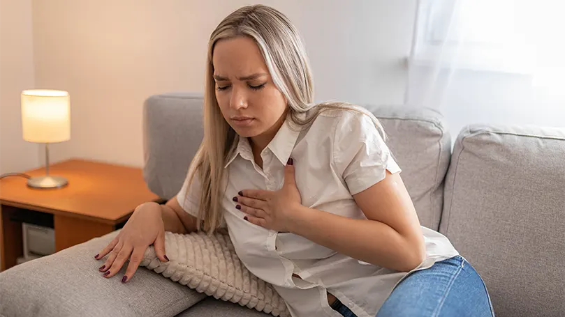 Een afbeelding van een jonge vrouw met cardiovasculaire problemen.