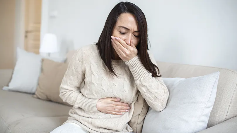 Een afbeelding van een vrouw die zich misselijk voelt .