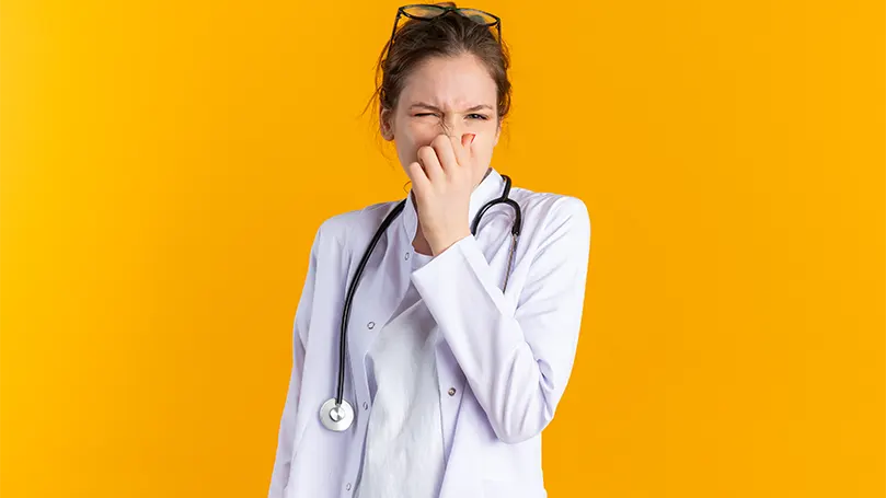 Een afbeelding van een dokter die haar neus vasthoudt