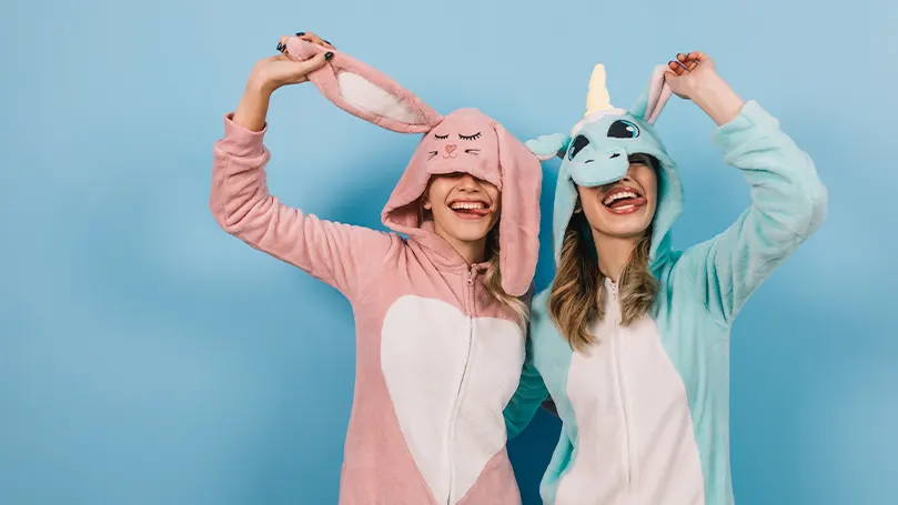 Twee vrouwen in pyjama