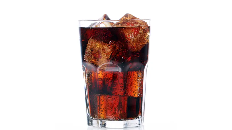 een glas frisdrank cola.