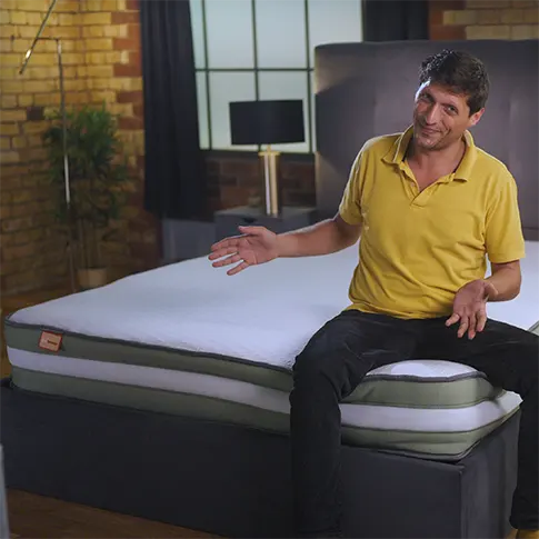 Adam bekijkt de Just Breathe Eco Comfort hybride matras van Silentnight