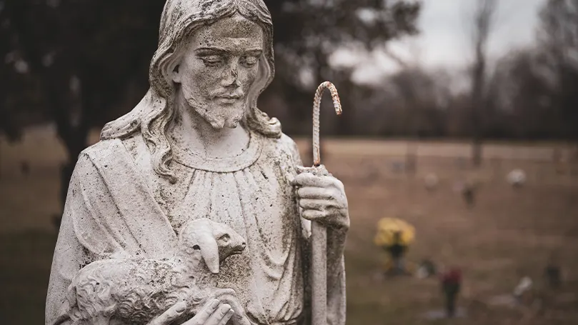 Een beeld van een pastoorsbeeld en religieus figuur