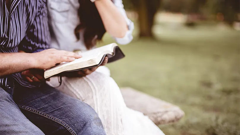 Een afbeelding van een persoon die een religieuze tekst leest