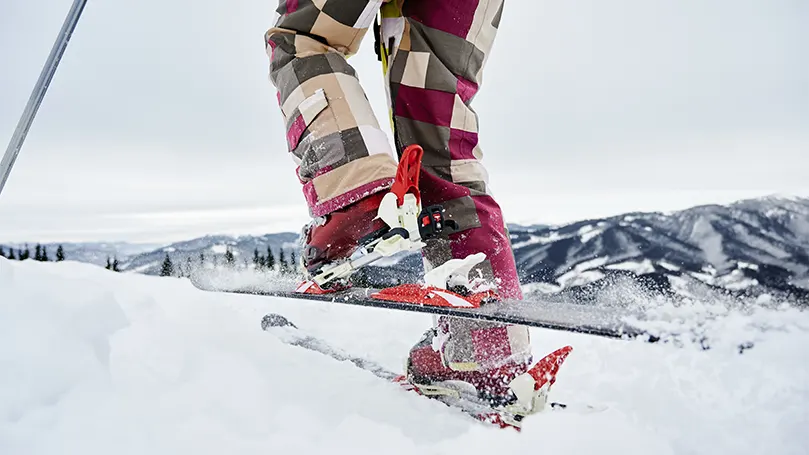 Een afbeelding van iemands benen op ski's.