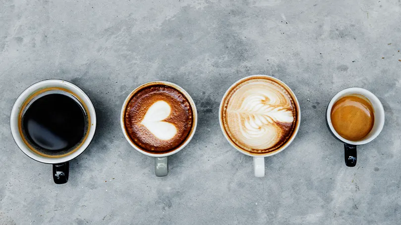 Een afbeelding van vier verschillende kopjes koffie