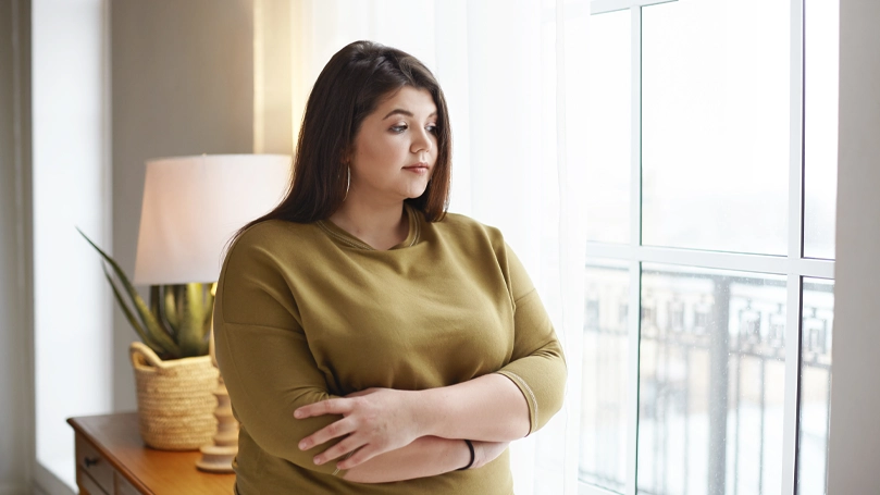 Een afbeelding van een vrouw met haar handen gekruist