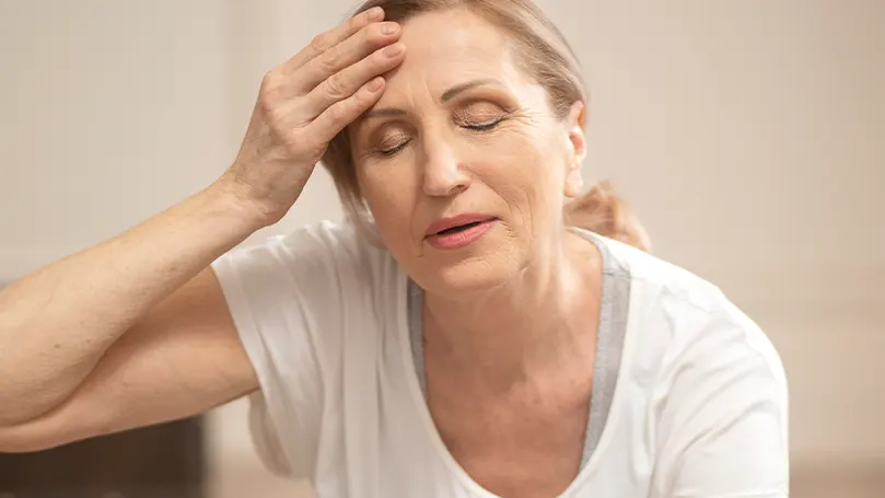 Een vrouw die last heeft van opvliegers