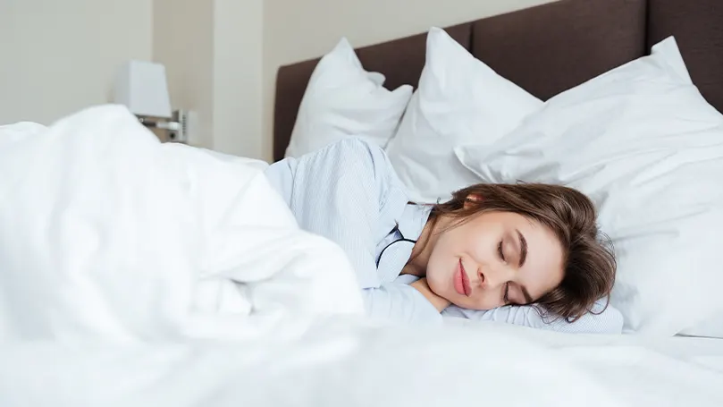 Een afbeelding van een vrouw die slaapt op een Smartgrid-matras.