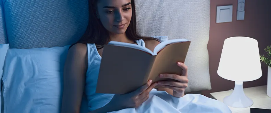 Vrouw leest in bed