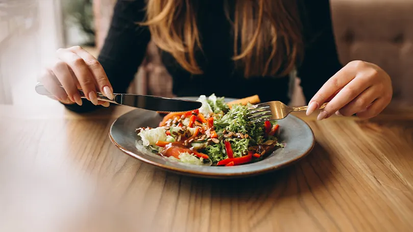 een vrouw die in staat is een gezonde maaltijd te eten