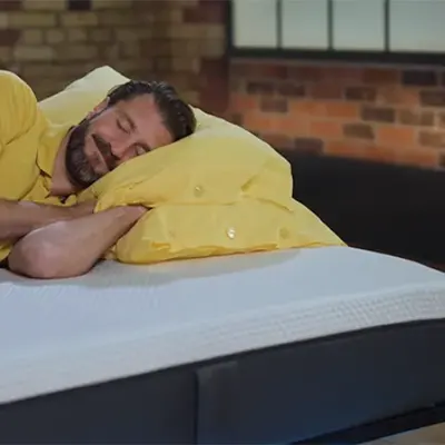 Een presentator van Sleep Advisor slaapt op een Emma Original matras.