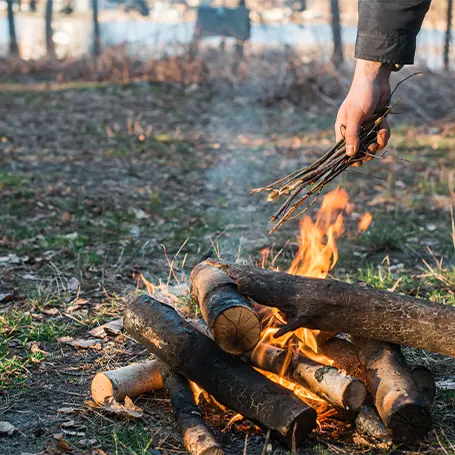 Een buitenvuur in het bos