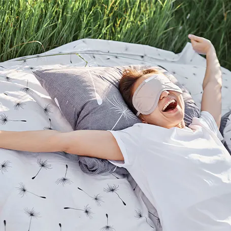 Een afbeelding van een persoon die wakker wordt in de natuur