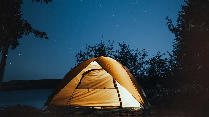 Een afbeelding van een tent met een lamp erin