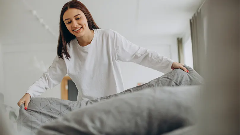 Een vrouw zet haar bed op