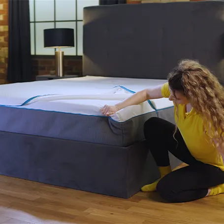 Afbeelding van een TSA-recensent die de Simba Hybrid Pro matras bekijkt