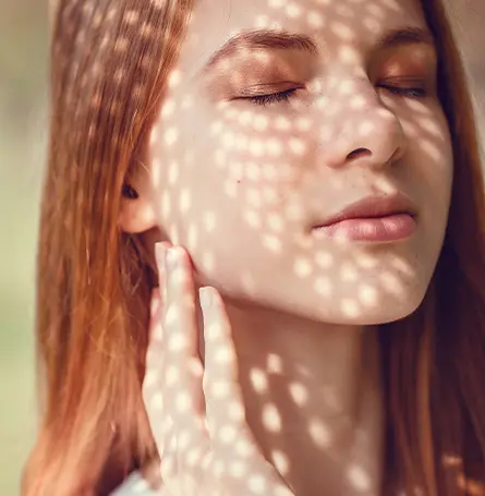 Een afbeelding van een vrouw met licht dat op haar gezicht schijnt