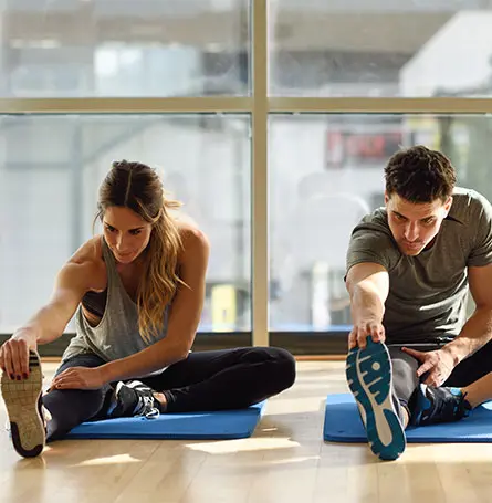 Een afbeelding van twee mensen die langzaam trainen