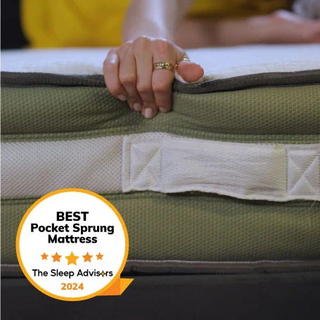 Een productafbeelding van de Just Breathe Eco Comfort matras met de TSA badge voor de beste pocketveringmatras